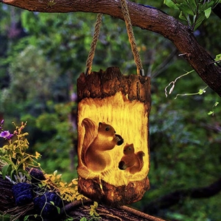 Hængende solcellelampe med egern 